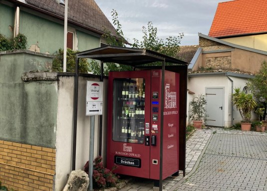 Vinomat am Parkplatz Weingut Oswald © Weingut Oswald Vinomat am Parkplatz Weingut Oswald © Weingut Oswald