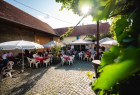 Straußwirtschaft_Weingut Karsten Belzer_1 © Clemens Hess Fotografie Straußwirtschaft_Weingut Karsten Belzer_1 © Clemens Hess Fotografie