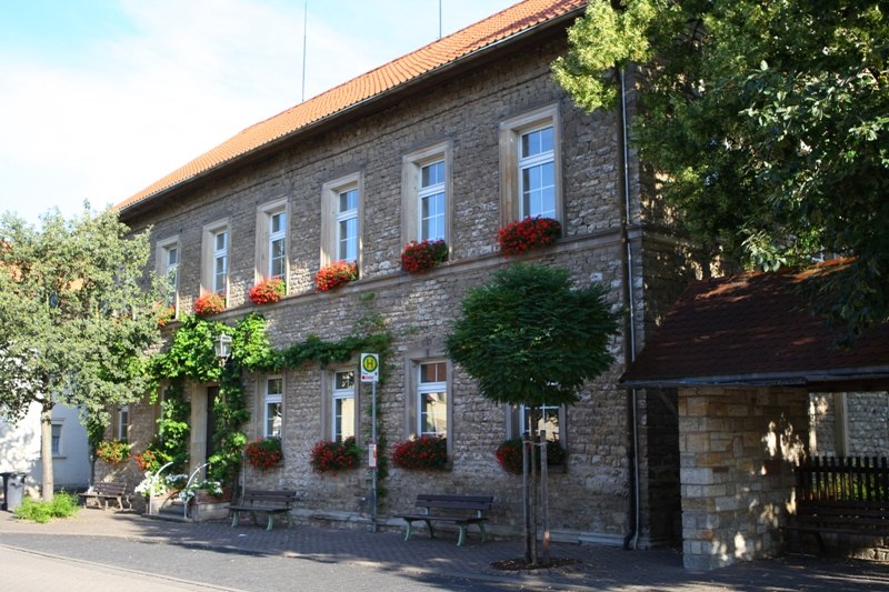 Undenheim, © Vg Rhein-Selz Zweistöckiges Steinhaus mit roten Dachziegeln und Blumenkästen an den Fenstern