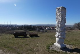 Evolutionssäule Dorn-Dürkheim mit Rastplatz © TSC Rhein-Selz Evolutionssäule Dorn-Dürkheim mit Rastplatz © TSC Rhein-Selz