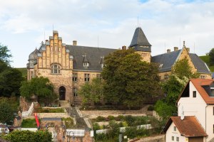 Außenansicht des Hotels "Altes Amtsgericht" in Oppenheim, © Altes Amtsgericht Historisches Gebäude mit steinernen Fassaden, Treppen und Türmen
