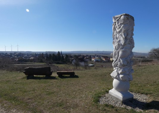 Evolutionssäule Dorn-Dürkheim mit Rastplatz © TSC Rhein-Selz Evolutionssäule Dorn-Dürkheim mit Rastplatz © TSC Rhein-Selz