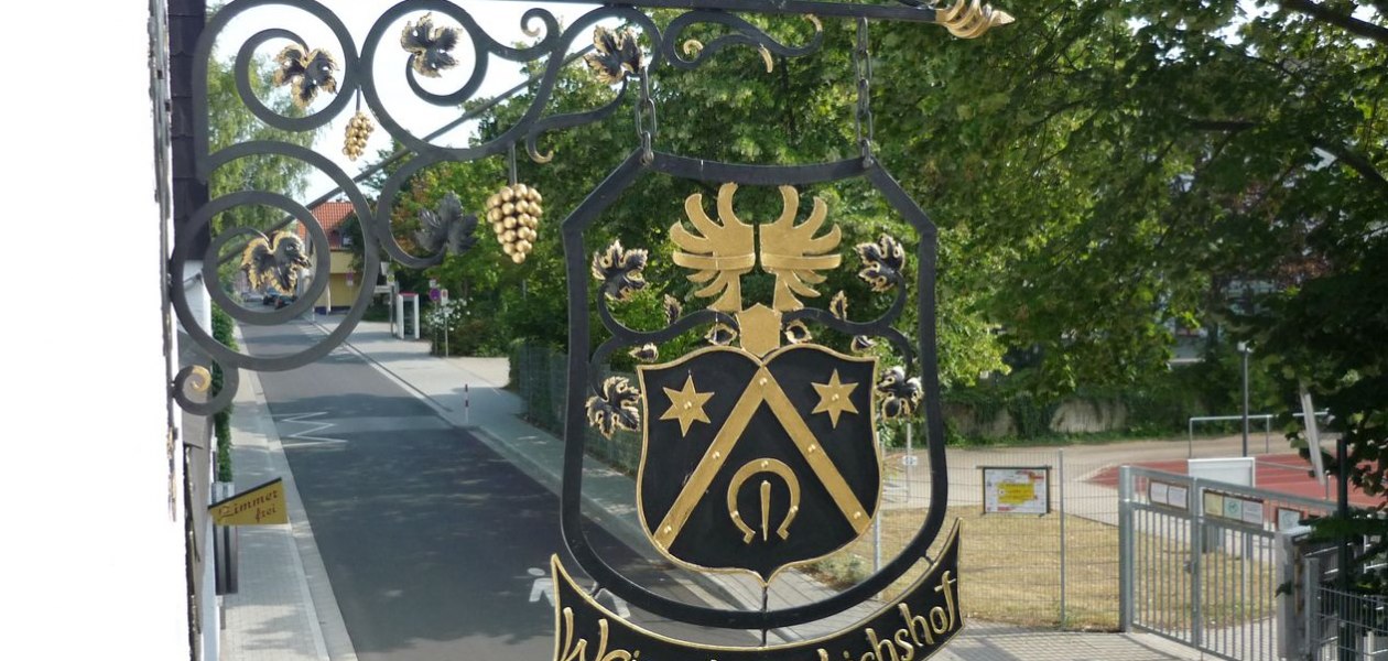 Weingut Friedrichshof_Schild, © Weingut Friedrichshof Weingut Friedrichshof_Schild, © Weingut Friedrichshof