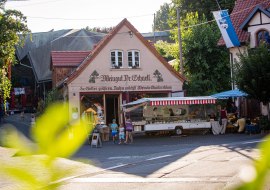 Weingut Geheimrat Schnell mit Käsemobil, © Weingut Geheimrat Schnell Weingut Geheimrat Schnell mit Käsemobil, © Weingut Geheimrat Schnell