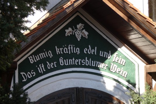 Guntersblumer Wein, © TSC Rhein-Selz Schriftzug auf einem Hausgiebel und einer Weintraube als Symbol