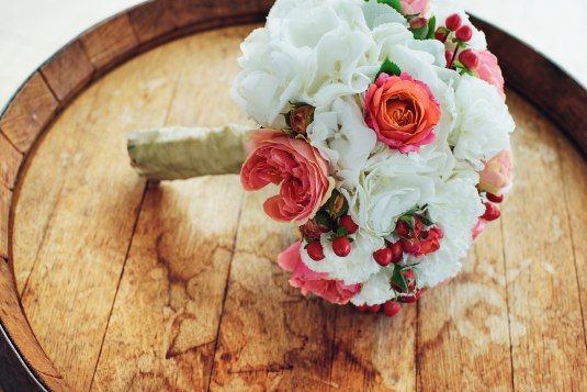 Brautstrauß, © Igor Link auf pixabay Brautstrauß mit weißen und rosa Rosen auf einem hölzernen Weinfass