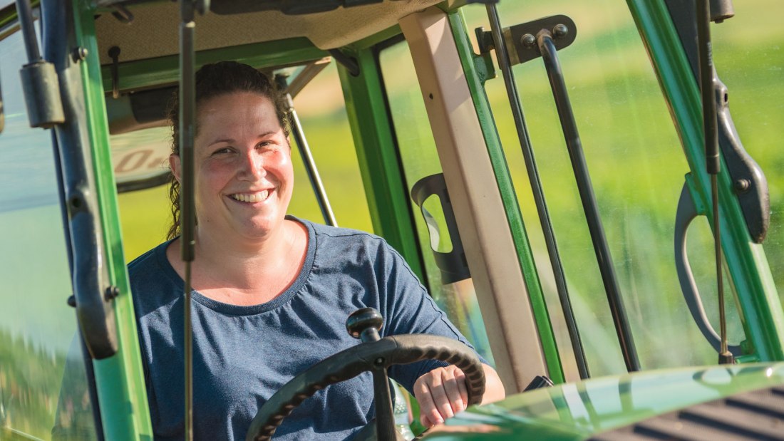 Weingut Hammen_Traktor und WInzerin, © Weingut Hammen Weingut Hammen_Traktor und WInzerin, © Weingut Hammen