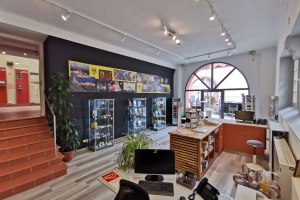 Innenraum der Tourist-Information Oppenheim, © Stadt Oppenheim Heller Innenraum einer Tourist-Information mit Vitrinen, Ausstellungstafeln und Empfangstresen