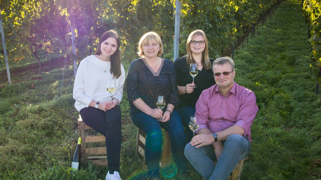 Weingut Sternenfelserhof_Familie Kopp im Weinberg, © Weingut Sternenfelserhof Weingut Sternenfelserhof_Familie Kopp im Weinberg, © Weingut Sternenfelserhof