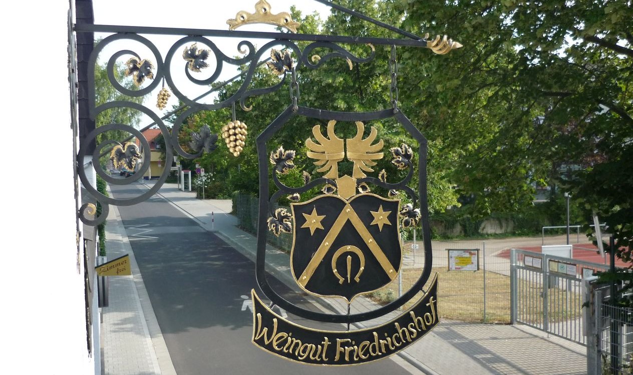Weingut Friedrichshof_Schild, © Weingut Friedrichshof Weingut Friedrichshof_Schild, © Weingut Friedrichshof