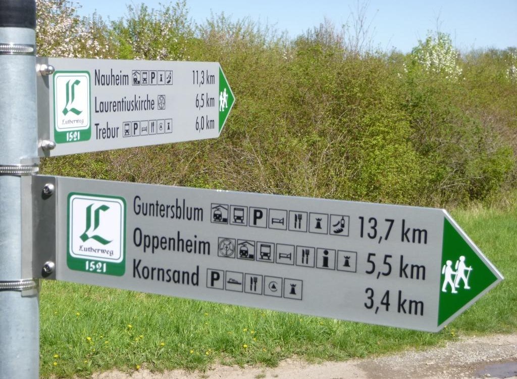 Wegweiser Lutherweg, © Lutherweg in Hessen e. V. Wegweiser Lutherweg, © Lutherweg in Hessen e. V.