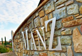 Weingut Manz_Schriftzug © Weingut Manz Weingut Manz_Schriftzug © Weingut Manz