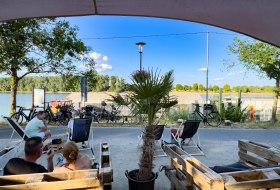 Wein am Rhein, Radlerrast am Rheinradweg Wein am Rhein, Radlerrast am Rheinradweg