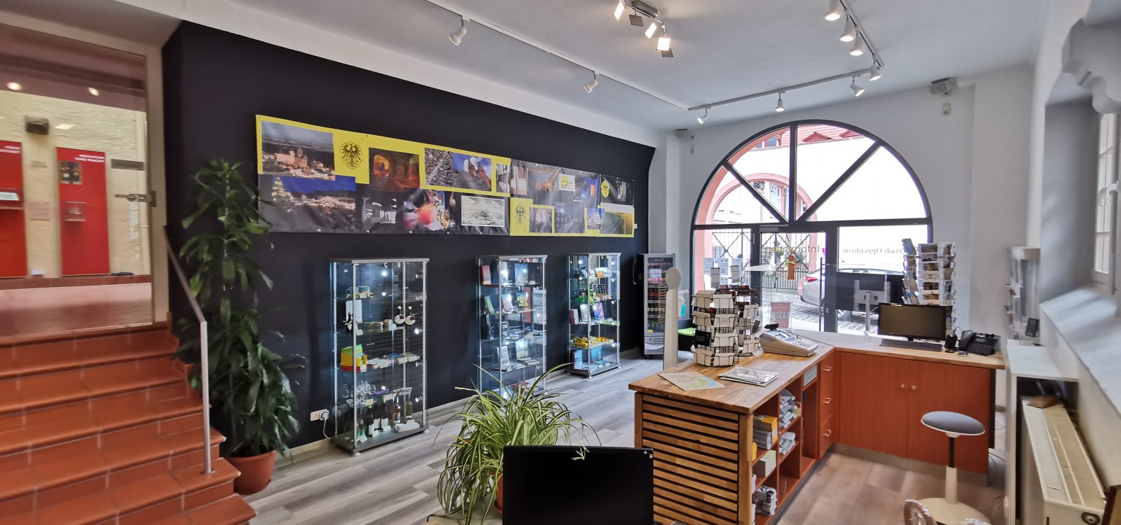 Innenraum der Tourist-Information Oppenheim, © Stadt Oppenheim Heller Innenraum einer Tourist-Information mit Vitrinen, Ausstellungstafeln und Empfangstresen