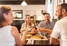 Vier Personen stoßen gemeinsam an. © Dominik Ketz, Rheinhessen-Touristik GmbH