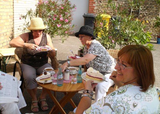 Genie&szlig;en im Hof &copy; Weingut J&uuml;rgen Bernhard