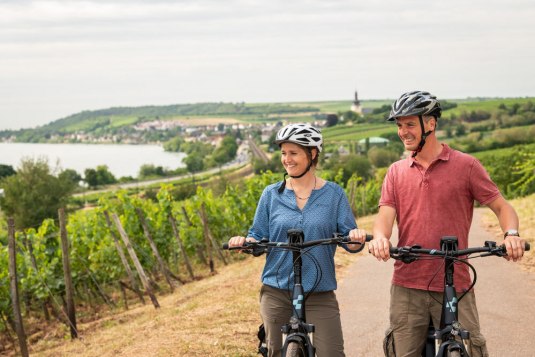 Ein Paar fährt mit dem Fahrrad durch die Weinberge., © Dominik Ketz, Rheinhessen-Touristik GmbH