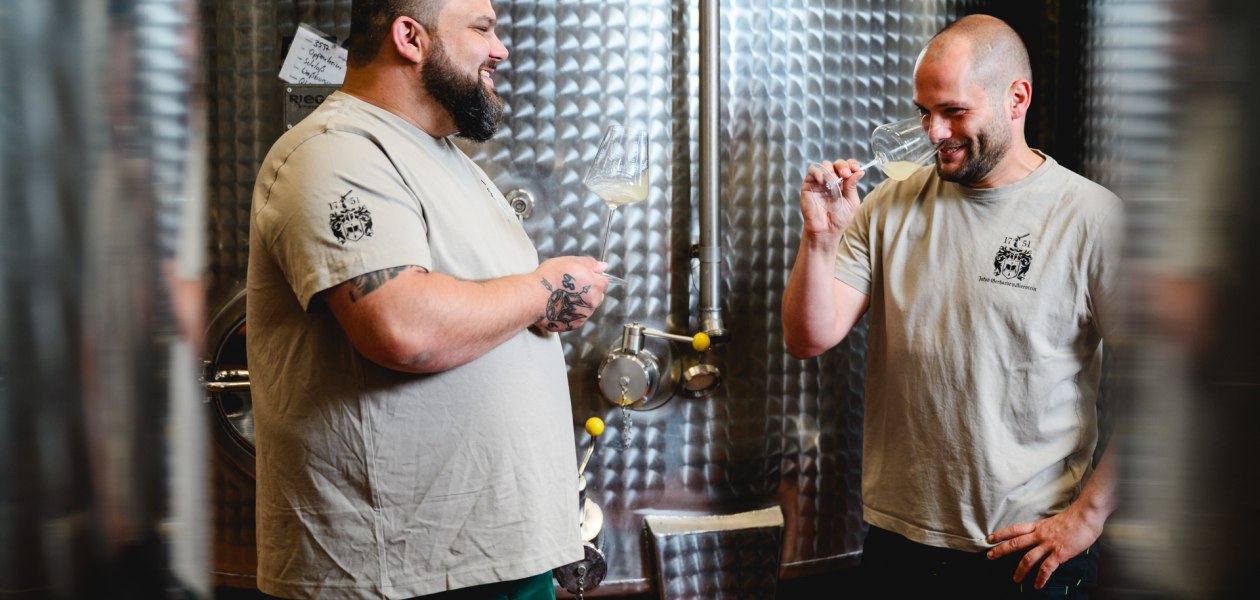 Weinkeller_Kellermeister Steve Eberding und K&uuml;fer Andr&eacute; Tank_Fassprobe