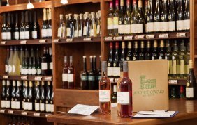 Vinothek Burghof Oswald &copy; Carsten Costard