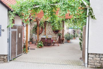 Weingut Maik Hahn_Hof, &copy; Weingut Maik Hahn