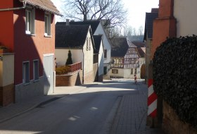 SchmaleStra&szlig;e mit regionaltypischen H&auml;usern in einem Dorf an einem sonnigen Tag