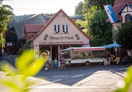 Weingut Geheimrat Schnell mit K&auml;semobil, &copy; Weingut Geheimrat Schnell