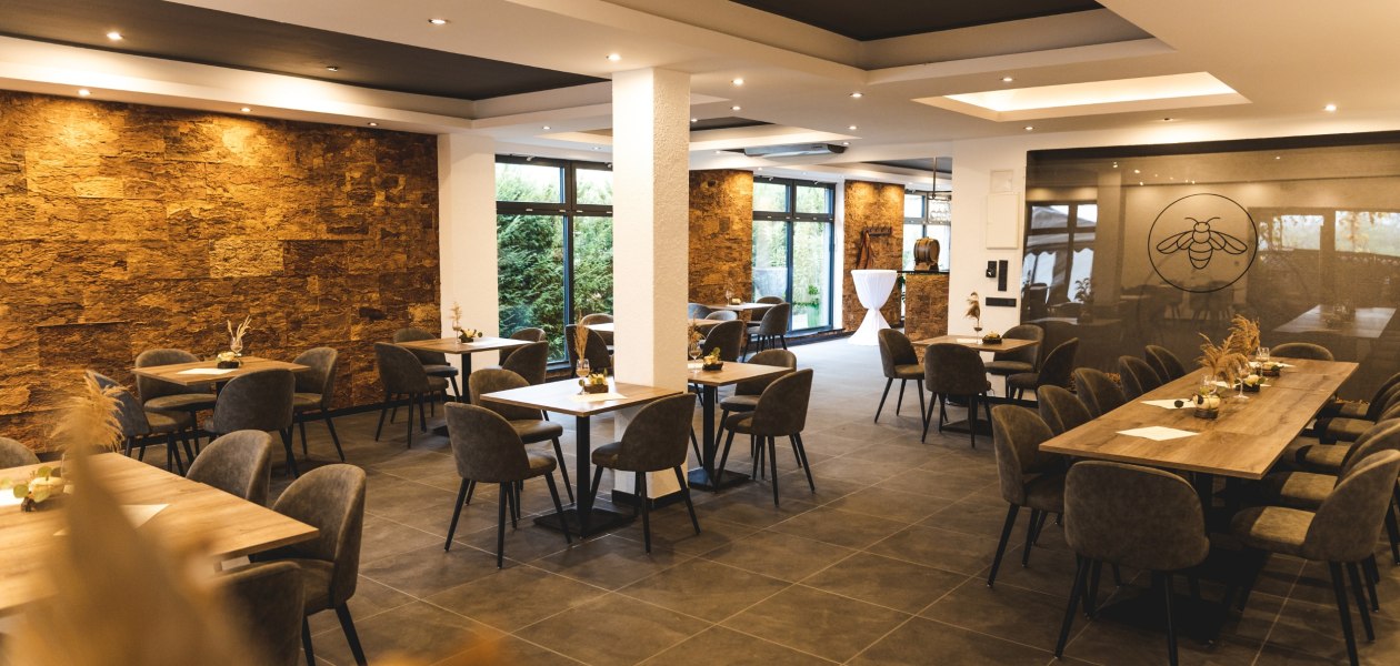 Das Bild zeigt einen eleganten Raum mit St&uuml;hlen und Tischen, perfekt f&uuml;r eine Weinprobe., &copy; Weingut am Honigberg