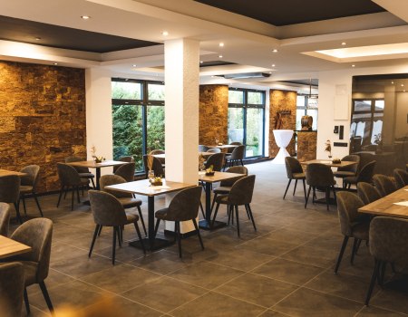 Das Bild zeigt einen eleganten Raum mit St&uuml;hlen und Tischen, perfekt f&uuml;r eine Weinprobe., &copy; Weingut am Honigberg