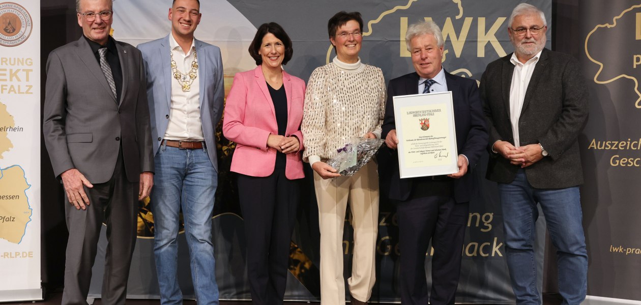 Ehrenpreis 2024 des Verbandes der Rheinhessischen Rebenpflanzguterzeuger e.V. an das Wein- und Sektgut Menk, Ingelheim, &copy; LWK RLP / Alexander Sell