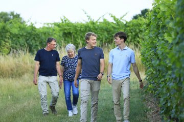 Familie im Weinberg, &copy; Marc Hurstel