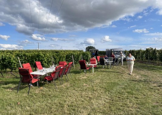 Tischlein deck dich im Weinberg &copy; Weingut J&uuml;rgen Bernhard