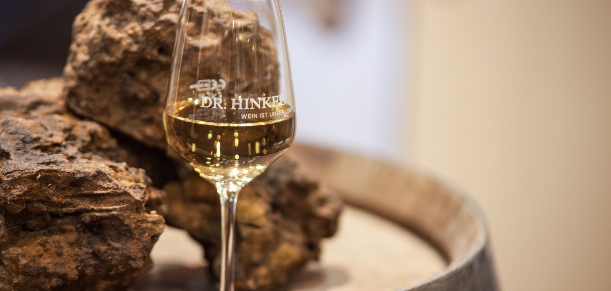 Weinglas mit Kalkmergel, &copy; Sven Hasselbach