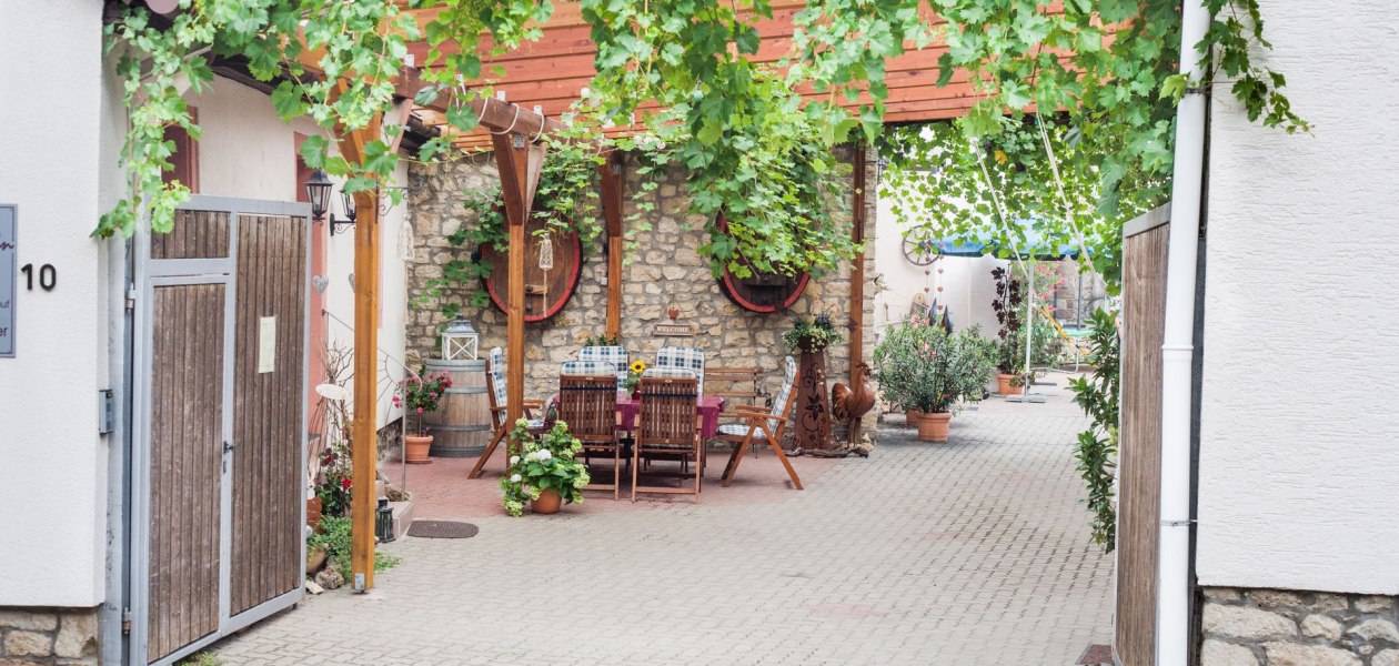 Weingut Maik Hahn_Hof, &copy; Weingut Maik Hahn