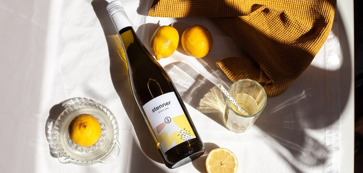 Weingut Stenner_Weinflasche, &copy; Designagentur Alma