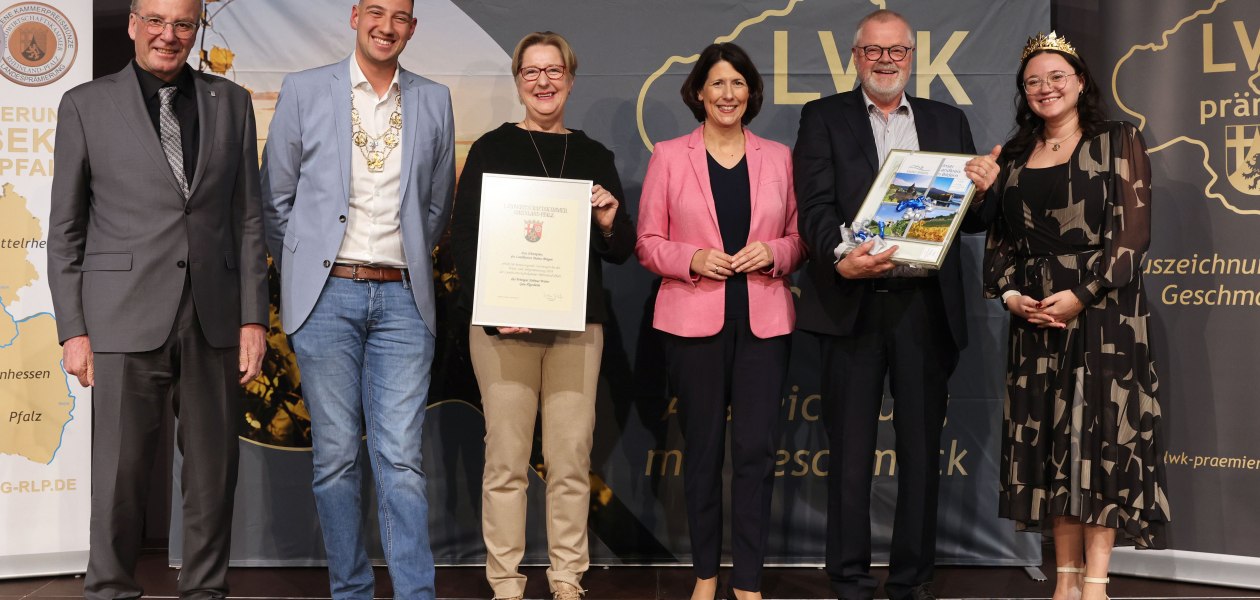 Ehrenpreis 2024 des Landkreises Mainz-Bingen an das Weingut Helmut Weber, Gau-Algesheim, &copy; LWK RLP / Alexander Sell
