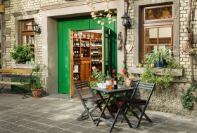 Vinothek Burghof Oswald, &copy; Carsten Costard