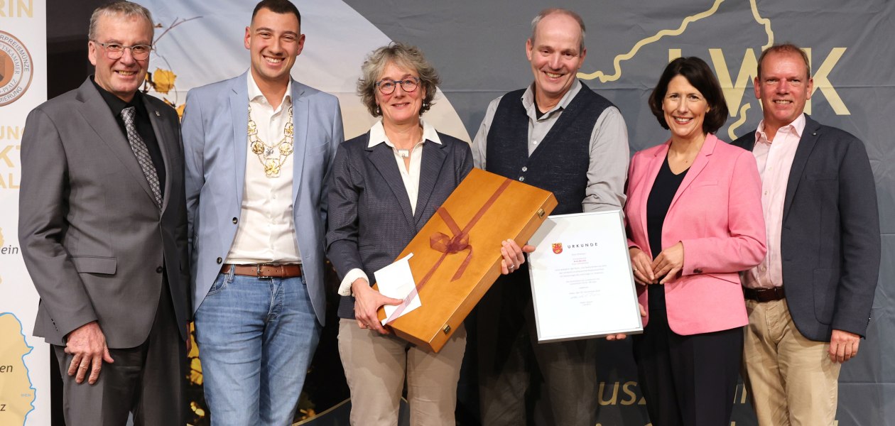 Ehrenpreis des Landkreises Alzey-Worms an das Weingut Johanneshof Axel Becker, Gau-Odernheim, &copy; LWK RLP / Alexander Sell