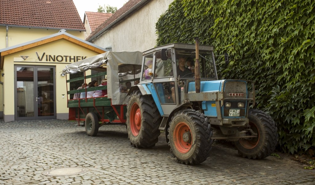 Weingut Helmut Best_Traktor Funzelfahrt, &copy; Weingut Helmut Best