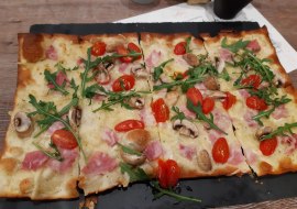 Flammkuchen mit Rucola, &copy; Weingut am Honigberg