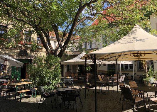 Burghof Oswald Innenhof Strau&szlig;wirtschaft &copy; Burghof Oswald