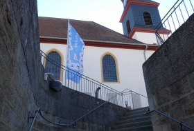 Au&szlig;enansicht einer Kirche, Treppen f&uuml;hren hinauf zum Eingang