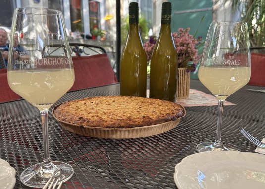 Federwei&szlig;er und Zwiebelkuchen &copy; Julia Oswald