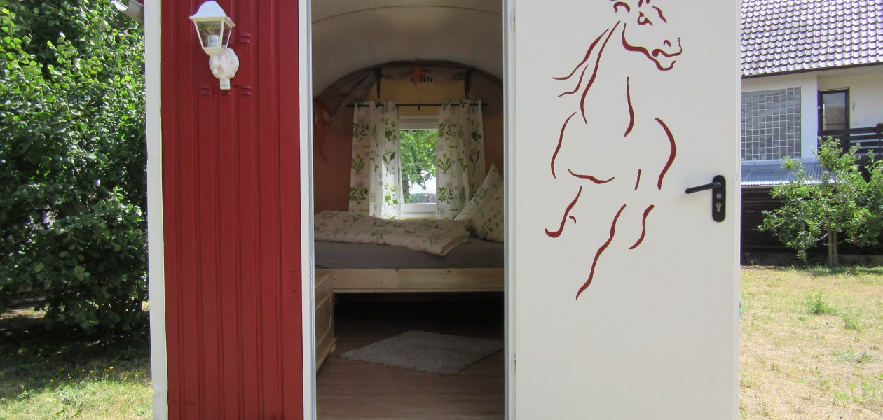 Weingut Bernhard_Bauwagenuebernachtung, &copy; Weingut Bernhard