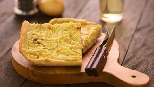 Zwiebelkuchen &copy; Weingut am Honigberg