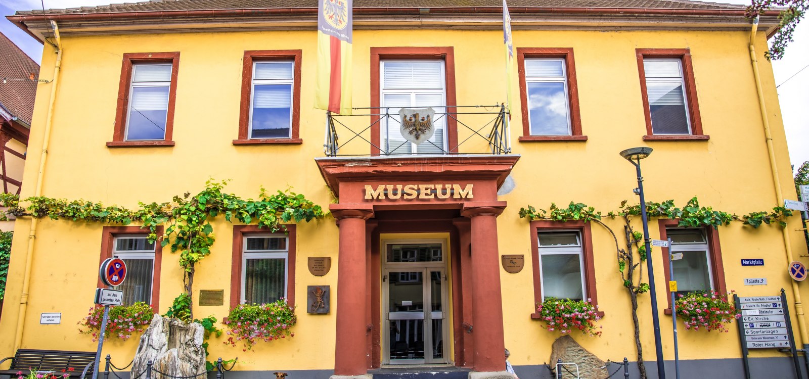 Gelbes Gebäude mit der Aufschrift 'Museum' über dem Eingang