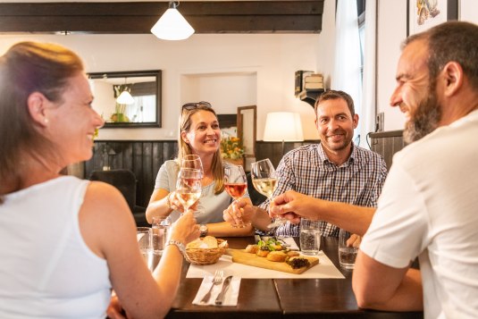Vier Personen stoßen gemeinsam an., © Dominik Ketz, Rheinhessen-Touristik GmbH