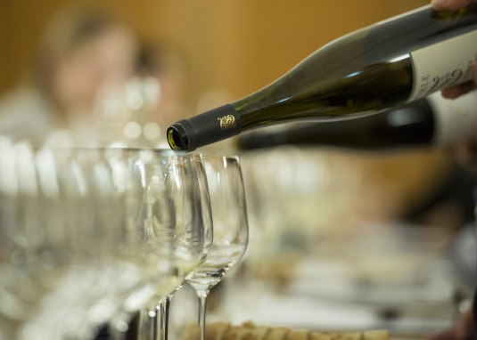 Symbolbild Wein einschenken © Rheinhessenwein eV_Marco Urban