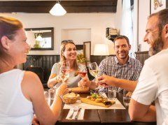 Vier Personen sto&szlig;en gemeinsam an. &copy; Dominik Ketz, Rheinhessen-Touristik GmbH