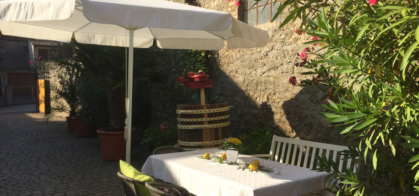 Weingut Tobias Hahn_Innenhof, &copy; Weingut Tobias Hahn