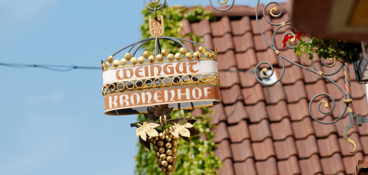 Weingut Kronenhof_Schild, &copy; Weingut Kronenhof